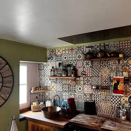 Original And Quirky Village Holiday home *