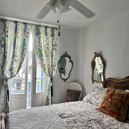 Original And Quirky Village Holiday home *